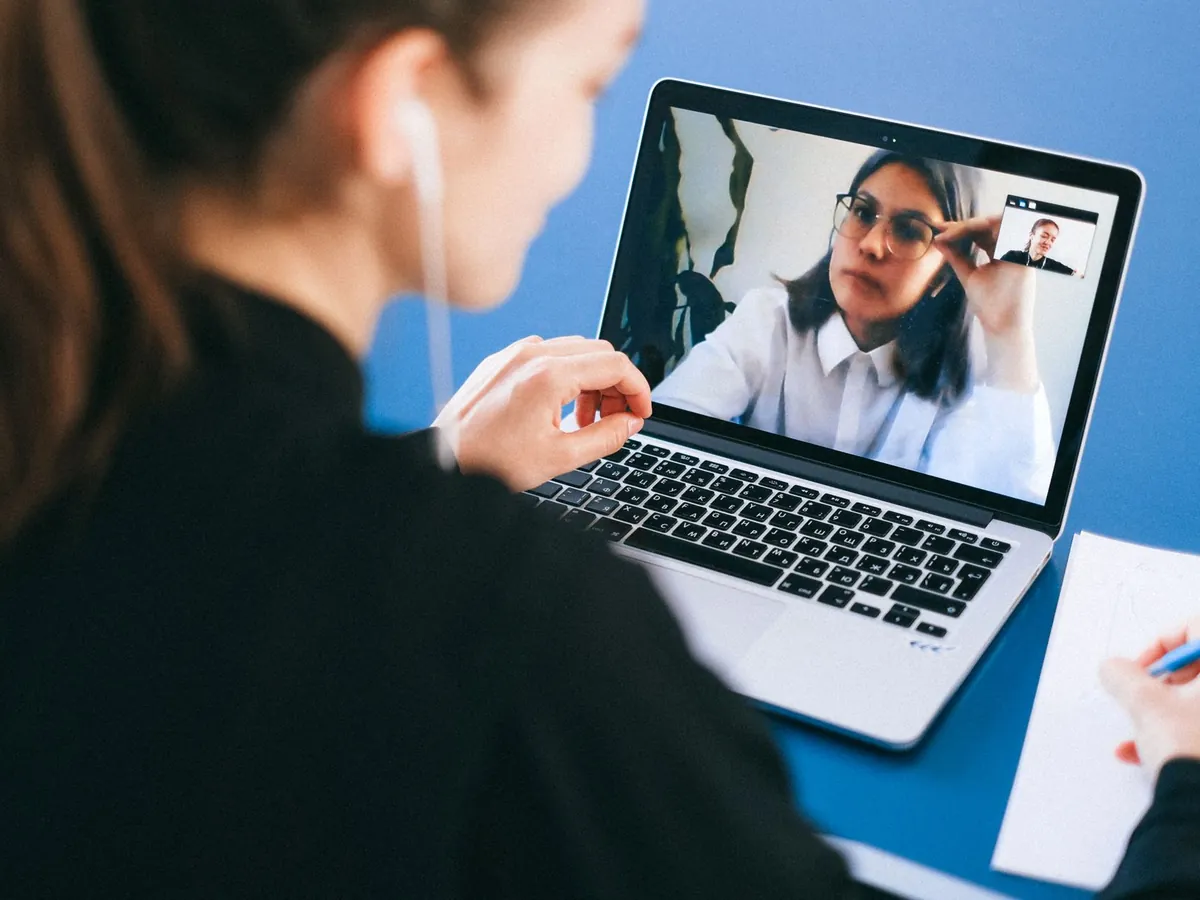 Participante suivant une formation en visioconférence sur son ordinateur portable