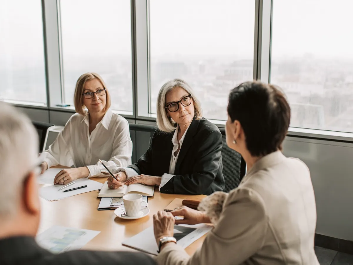 Professionnels d'affaires en réunion de stratégie dans un bureau contemporain, en journée