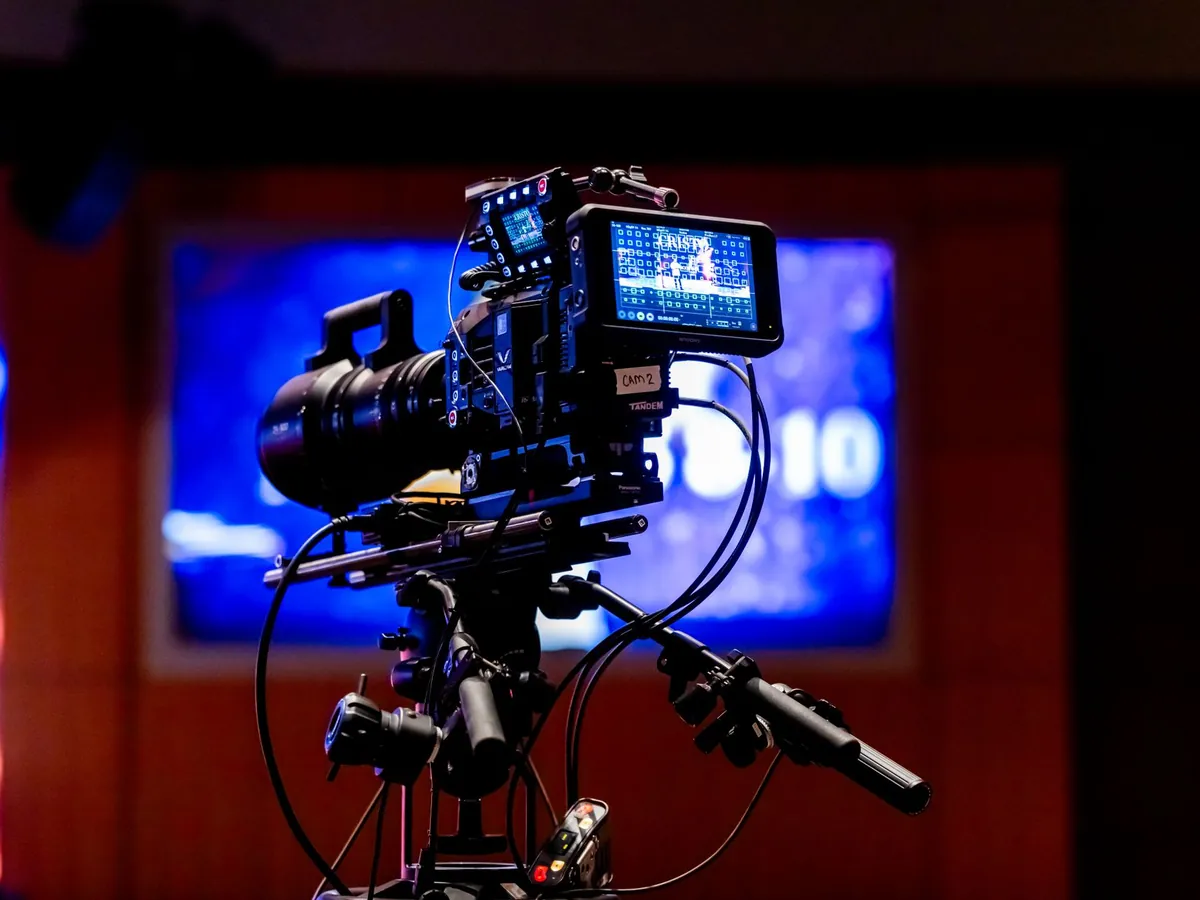 Dispositif de caméra vidéo high-tech dans un studio moderne, équipement professionnel de tournage