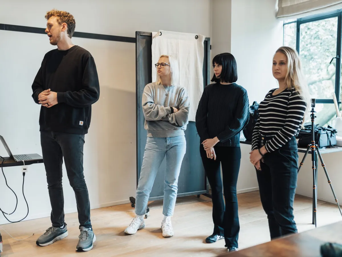 Équipe diversifiée assistant à une présentation professionnelle dans un bureau moderne