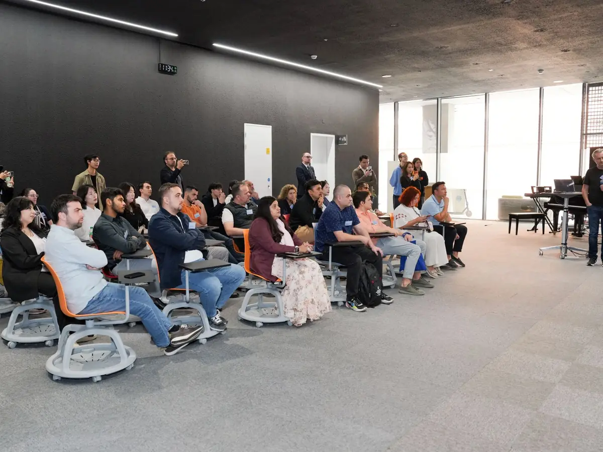 Groupe diversifié assistant à une présentation d'entreprise dans une salle de conférence moderne