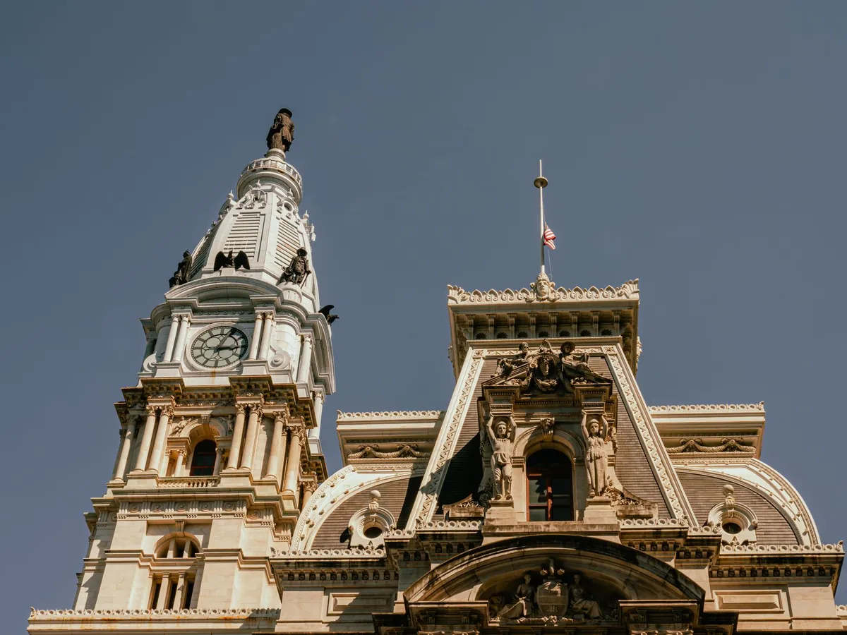 Vue rapprochée de l'hôtel de ville emblématique de Philadelphie, avec sa grande tour horloge
