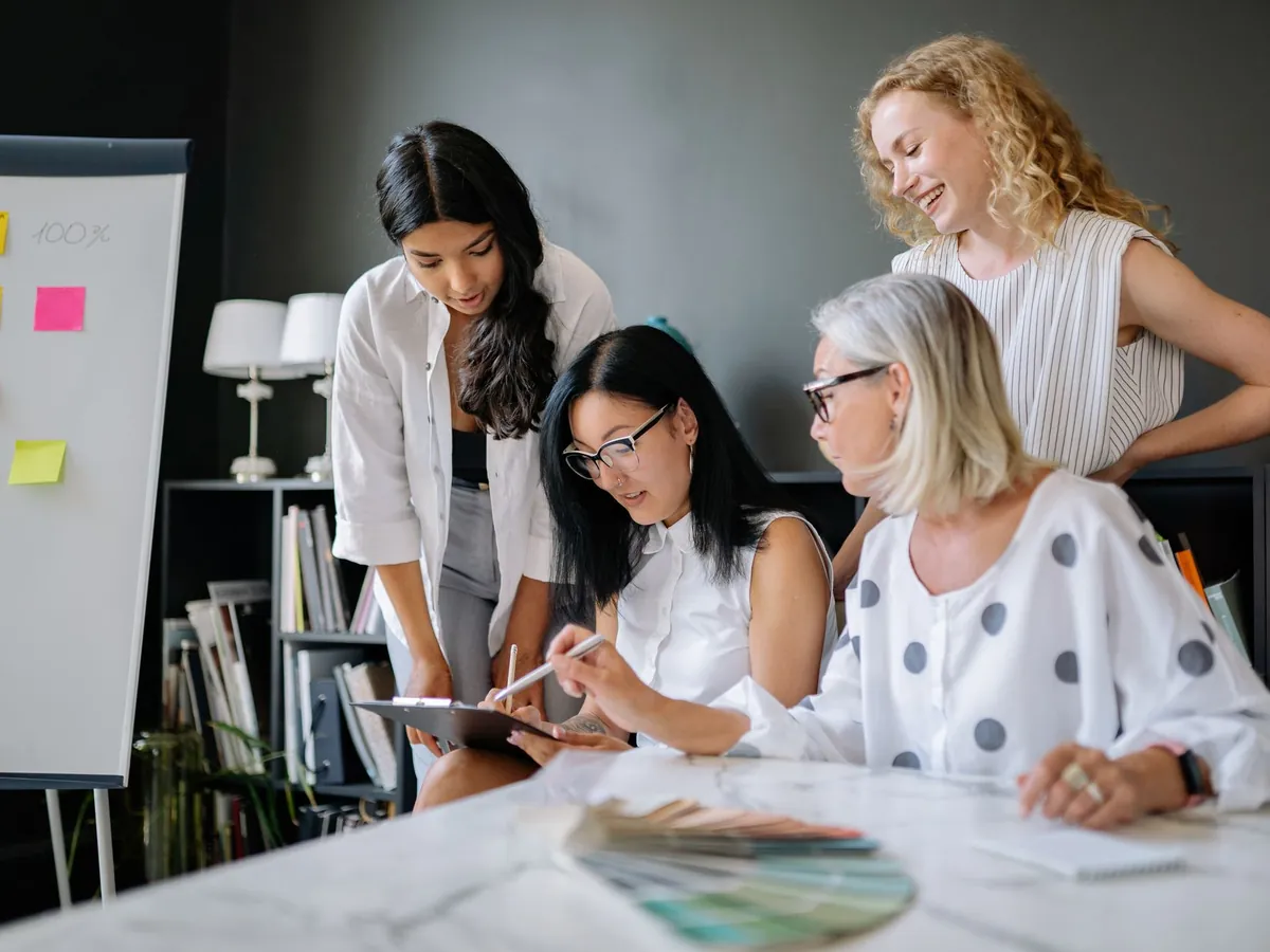 Groupe de femmes aux profils variés en réunion d'affaires collaborative, dans un bureau moderne