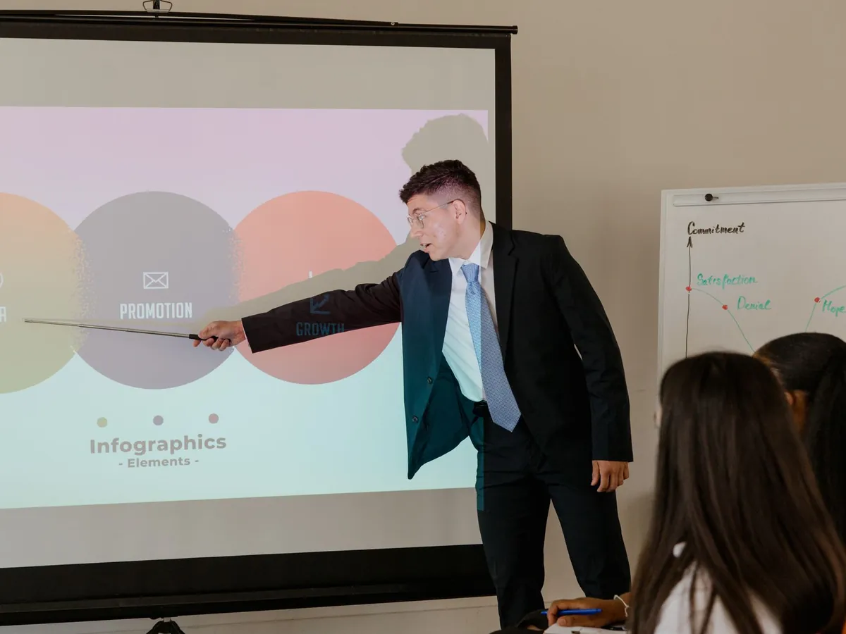 Professionnel présentant une infographie lors d'une réunion de bureau