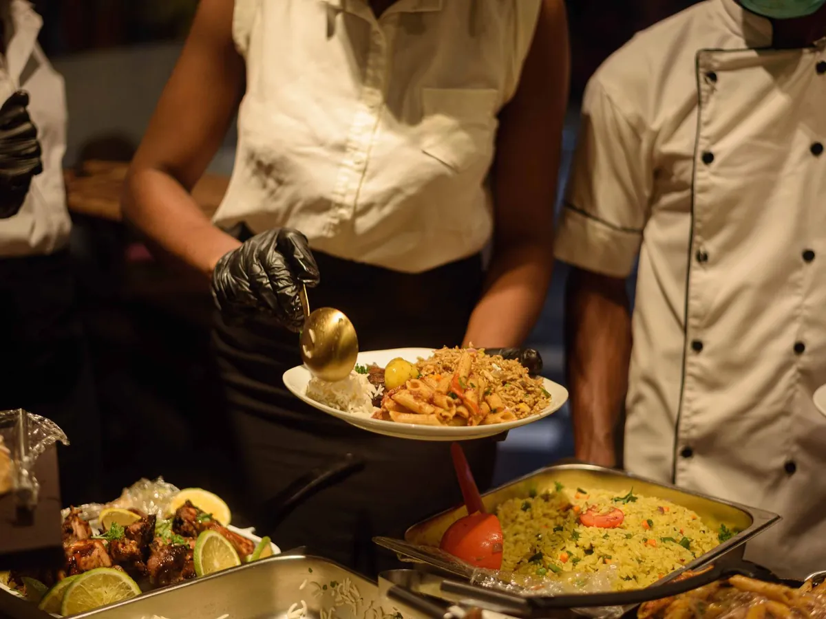 Service traiteur à Enugu, Nigeria, avec buffet servi par le personnel