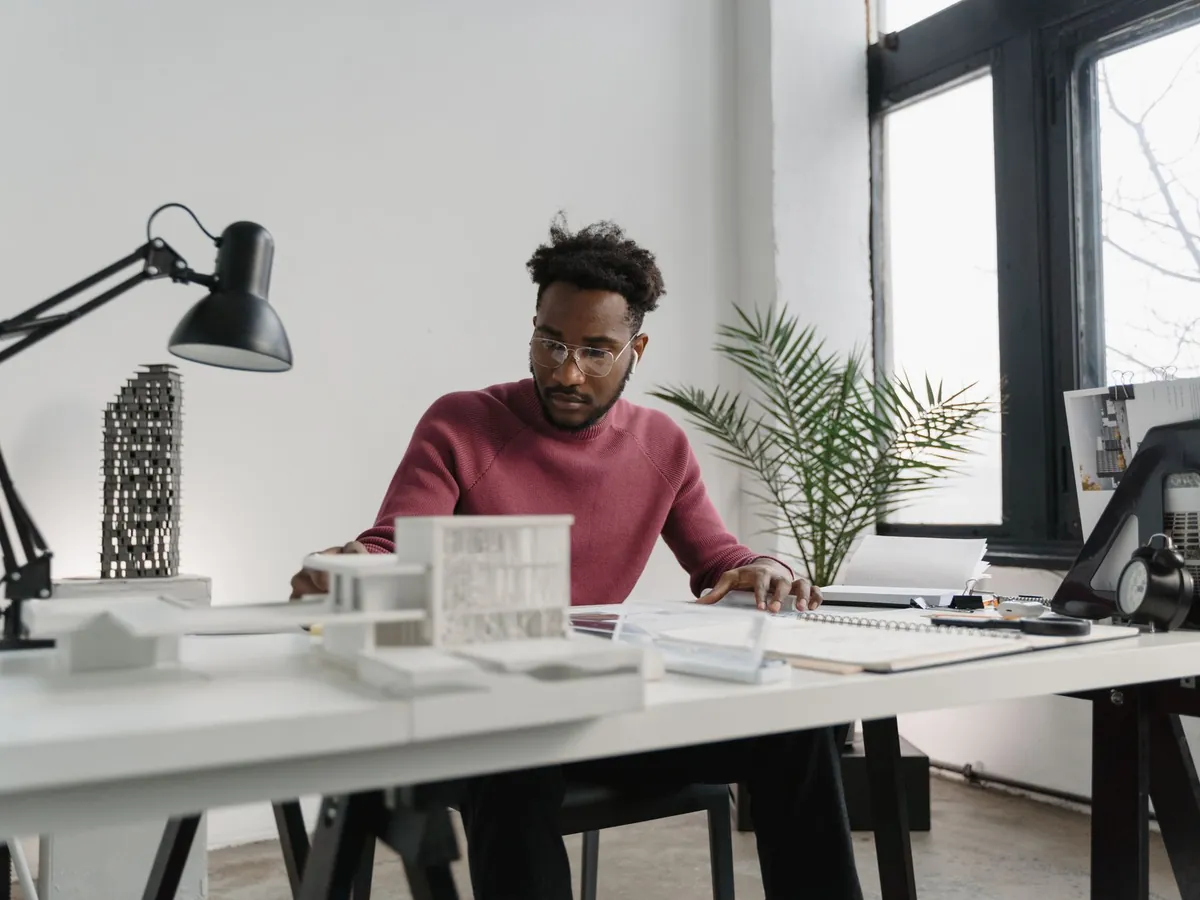 Architecte au travail sur des plans dans un bureau lumineux
