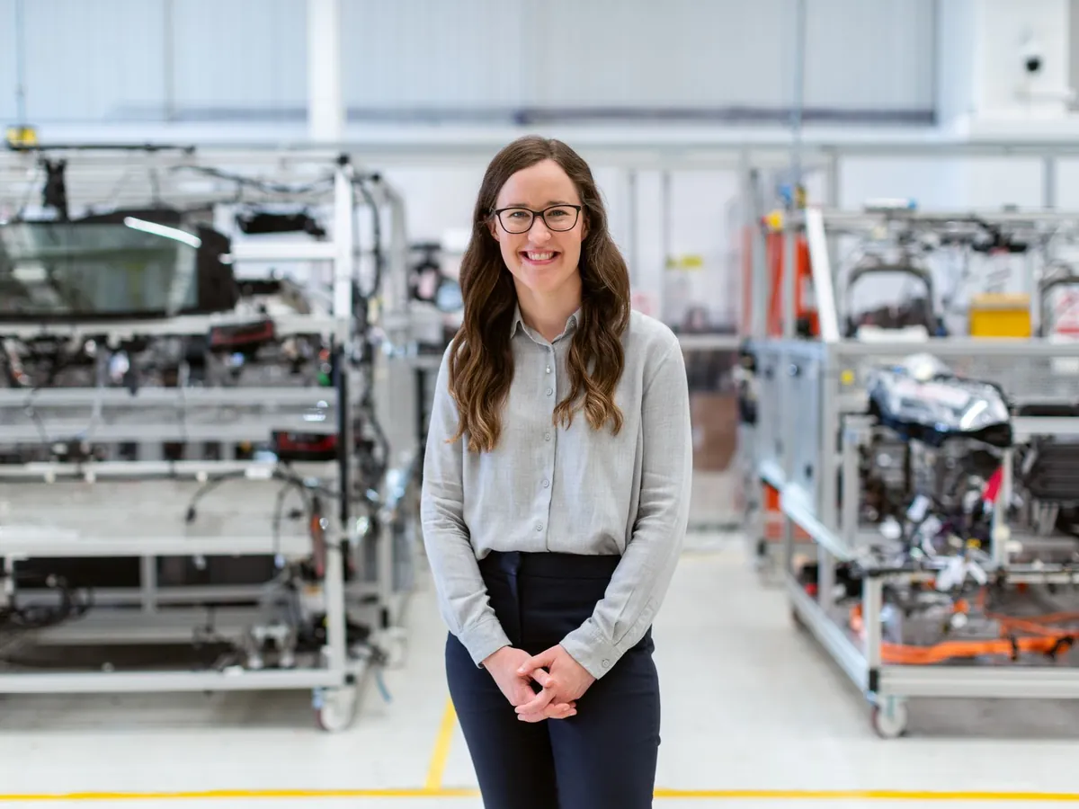 Responsable souriante dans un atelier de production industriel