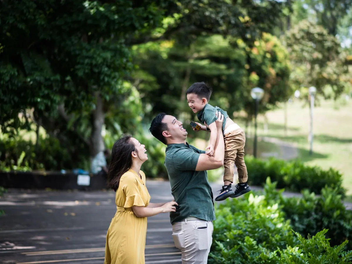 Famille profitant d'un parc de loisirs en plein air