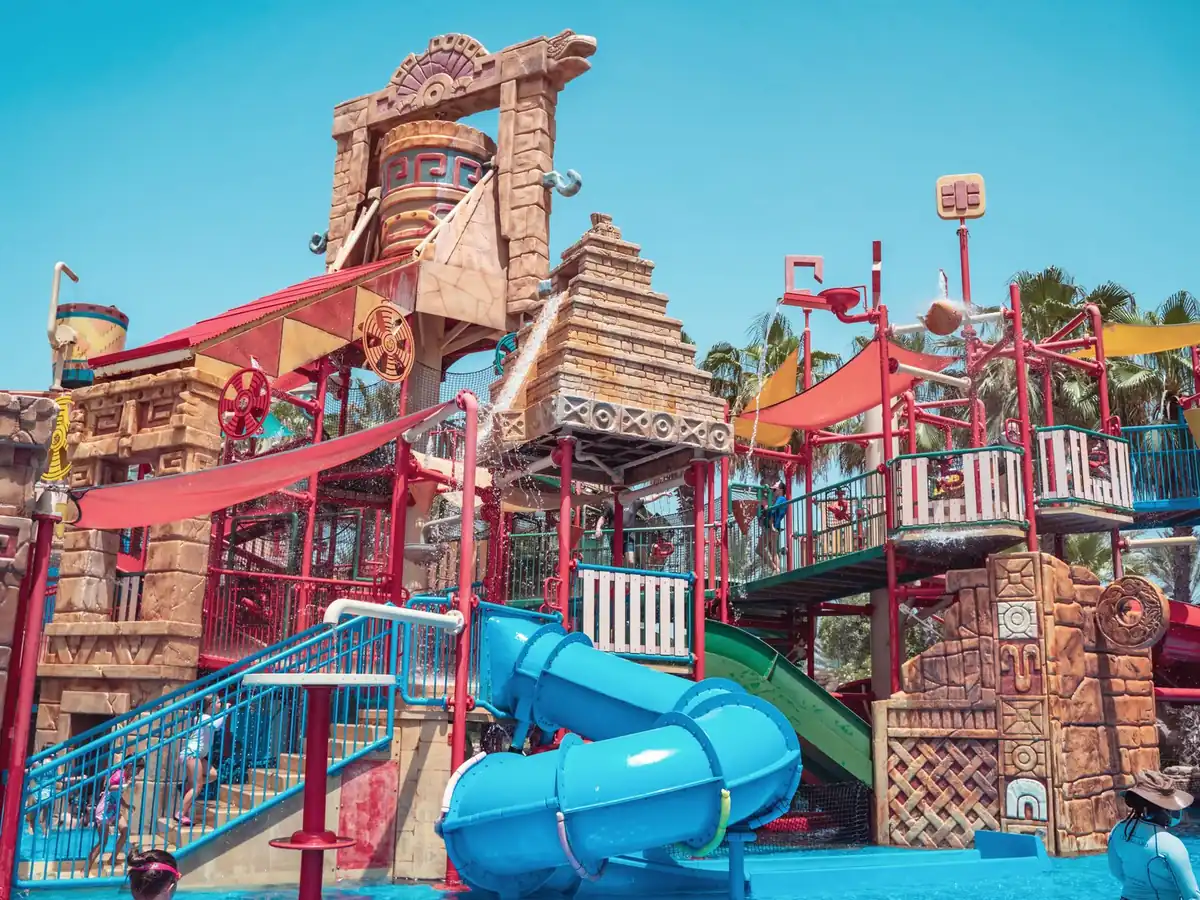 Parc aquatique avec toboggans colorés et tour d'inspiration maya