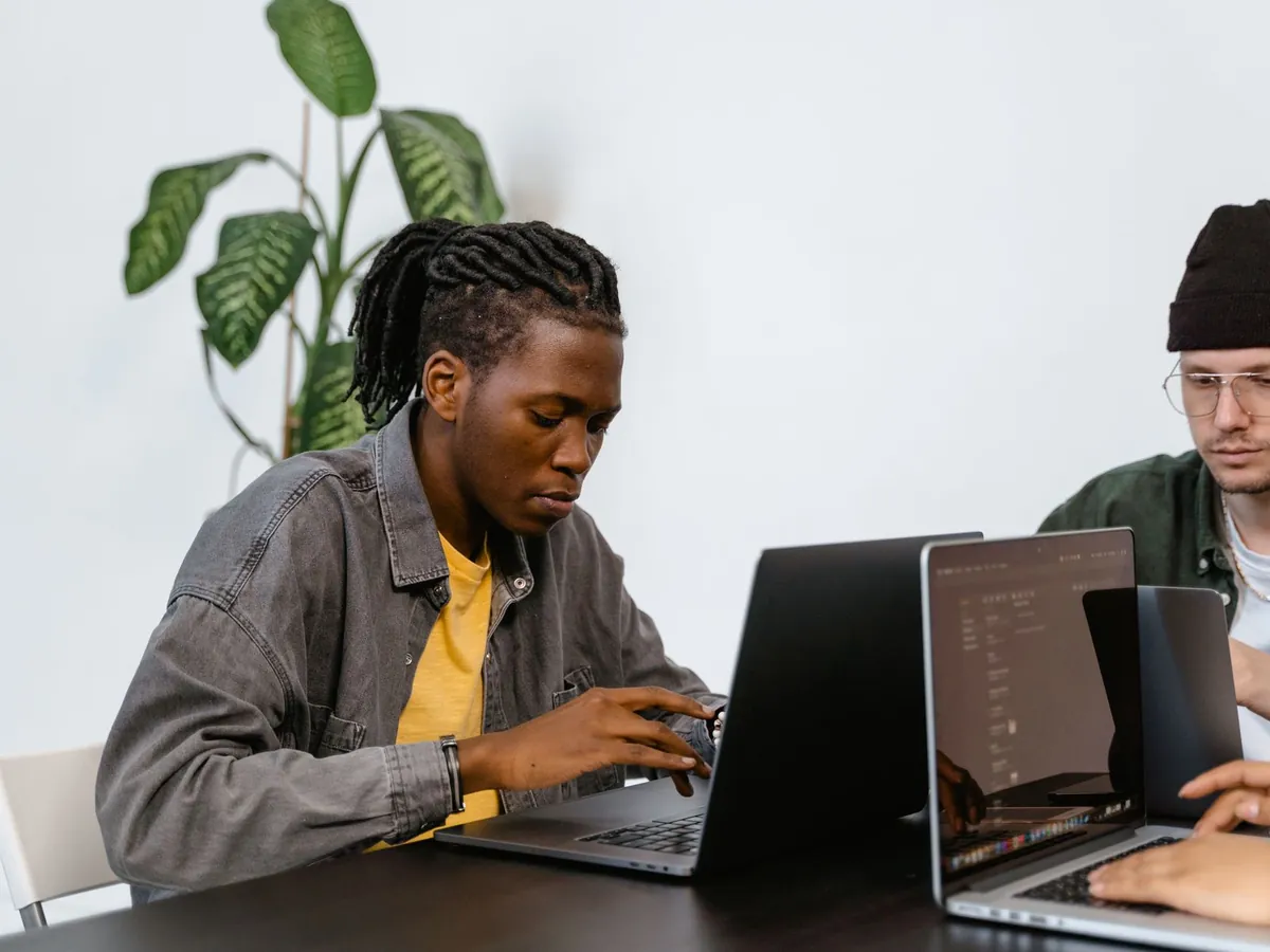 Équipe de jeunes entrepreneurs travaillant sur leurs ordinateurs portables