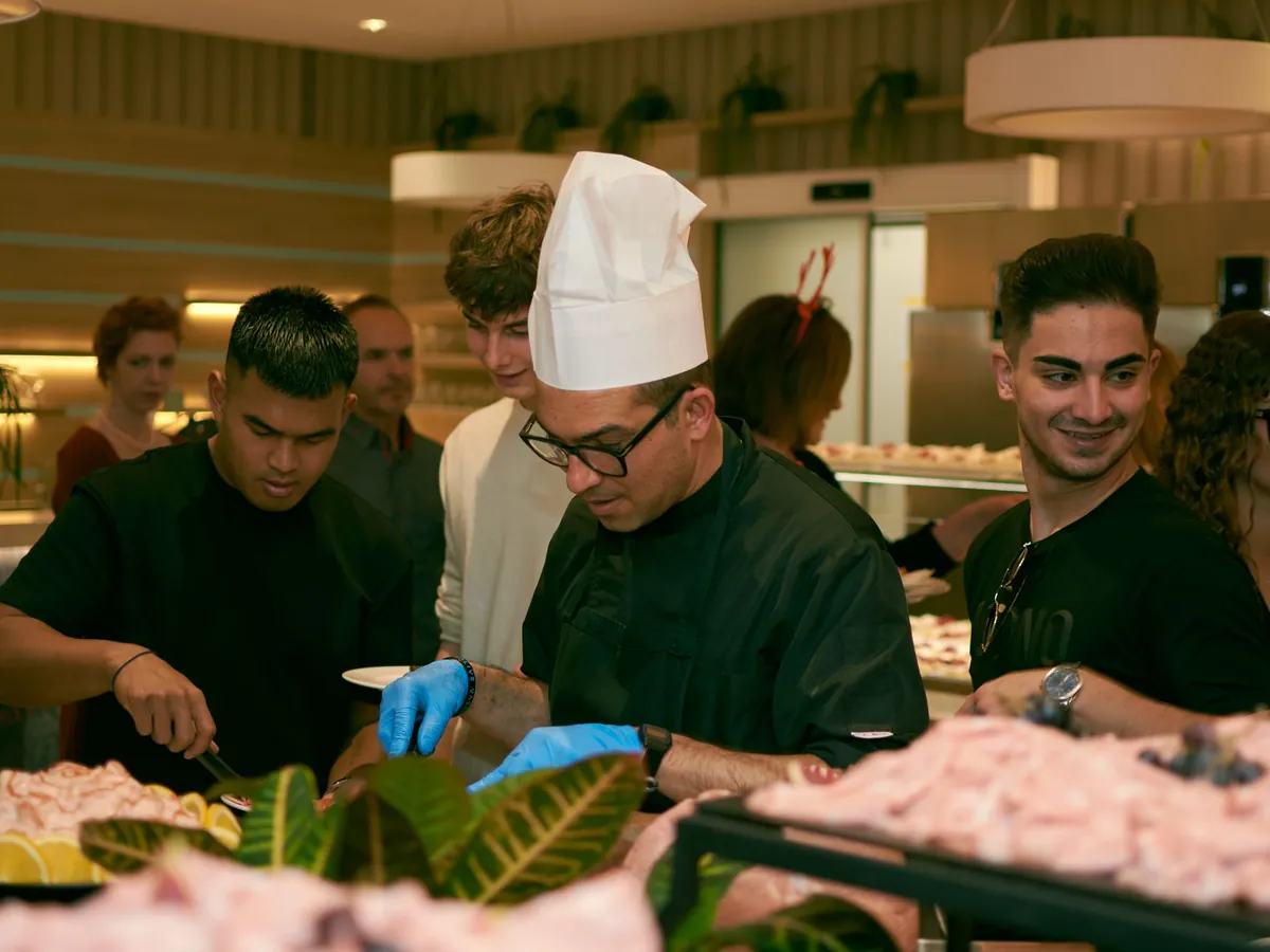 Équipe de traiteurs et chef servant un buffet