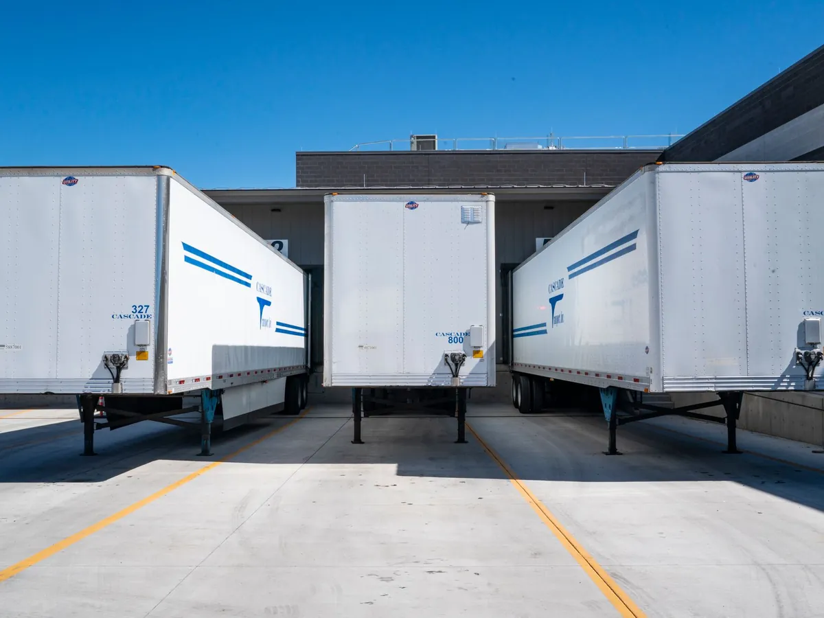 Remorques de camions alignées devant des quais de chargement