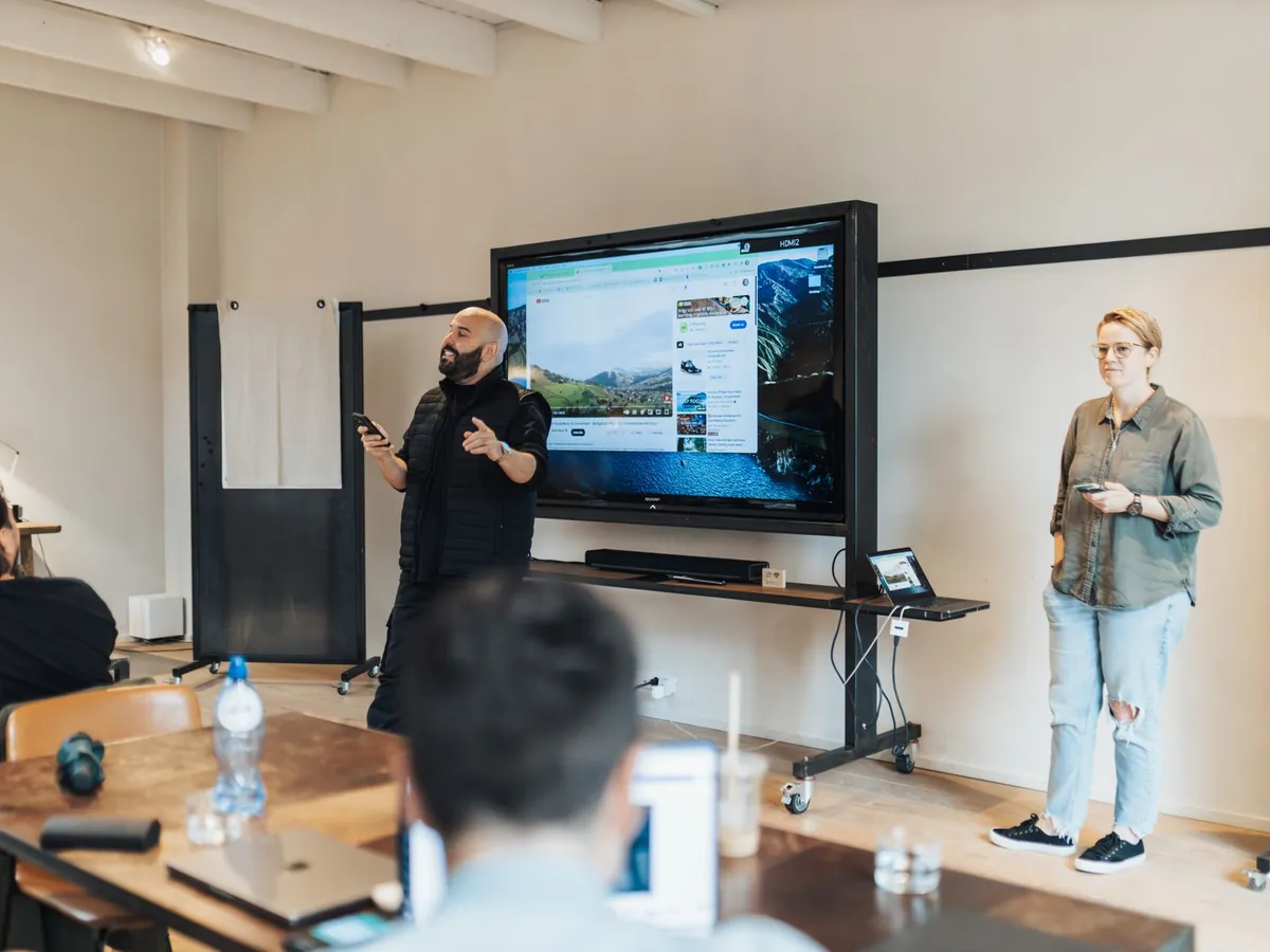 Présentation d'équipe au bureau, avec un écran affichant des supports de travail