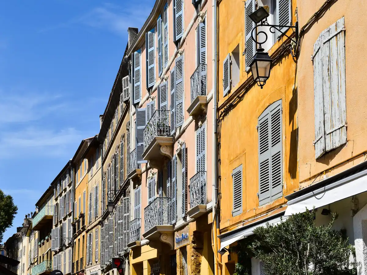 Façades anciennes colorées dans une rue ensoleillée d'Aix-en-Provence