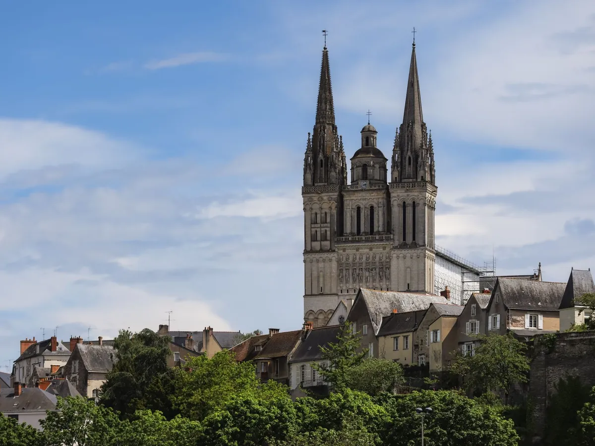 Flèches de la cathédrale d'Angers sous un ciel éclatant, dans les Pays de la Loire