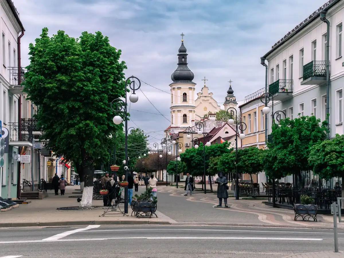 Scène urbaine pittoresque à Pinsk, en Biélorussie, avec son architecture ancienne et sa vie de rue