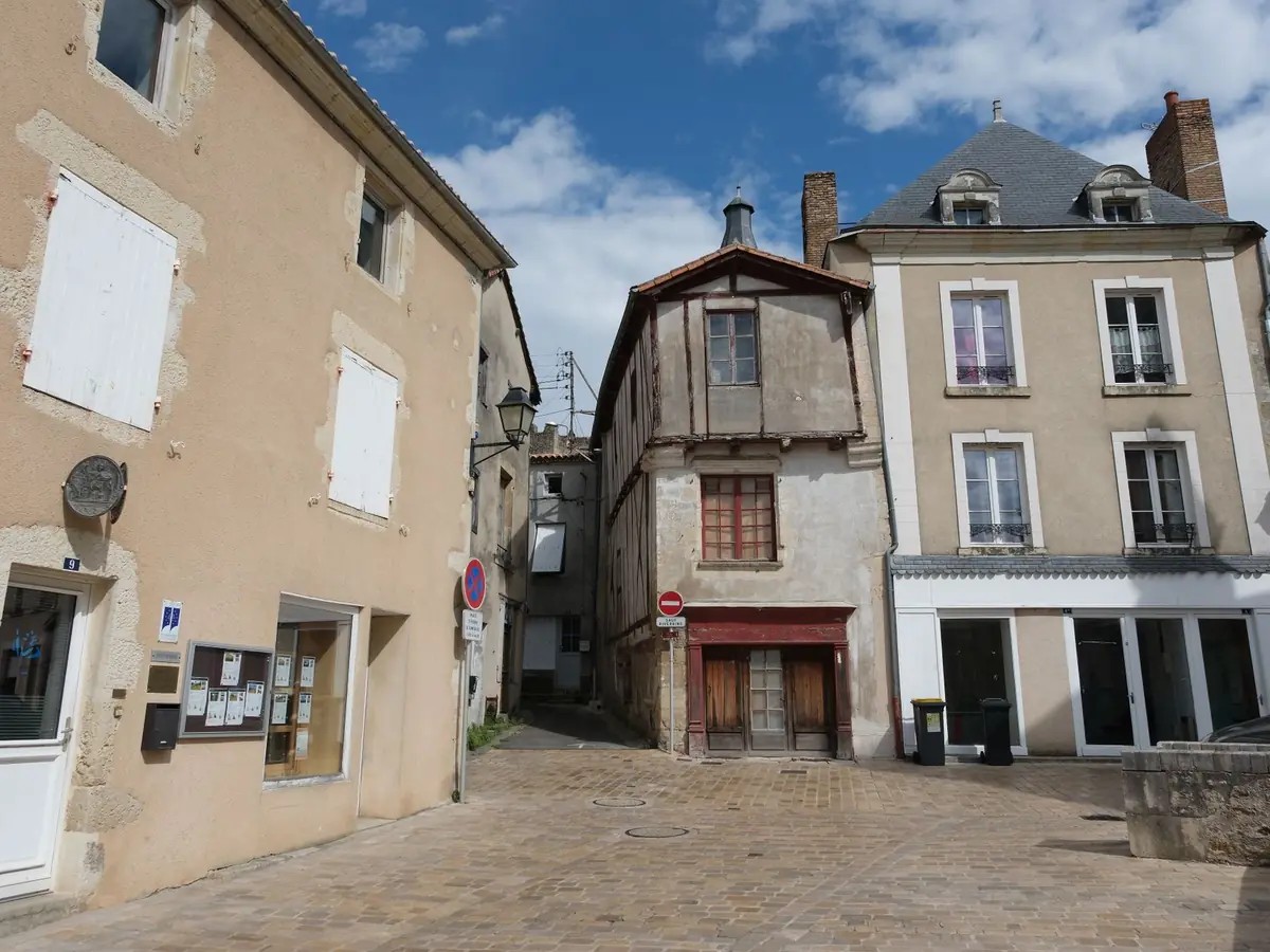 Charmante place de village entourée d'une architecture historique, dans un cadre paisible