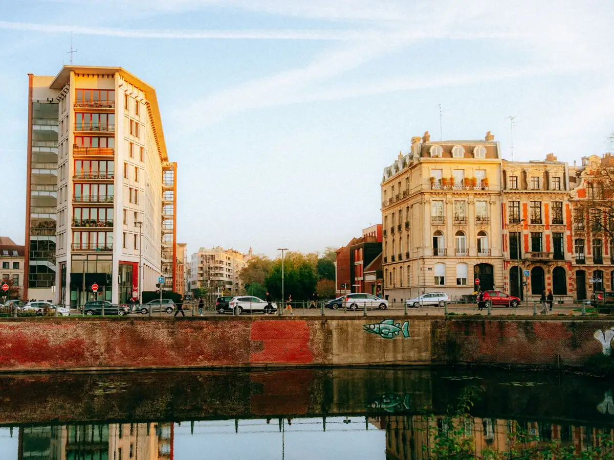 Architecture européenne élégante le long d'un quai au coucher du soleil, reflet du charme urbain