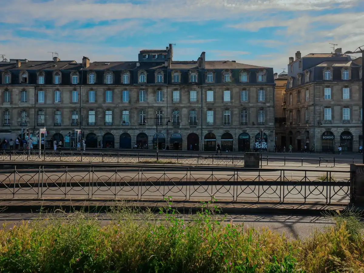 Bâtiments anciens et élégants de Bordeaux, sous un ciel bleu dégagé