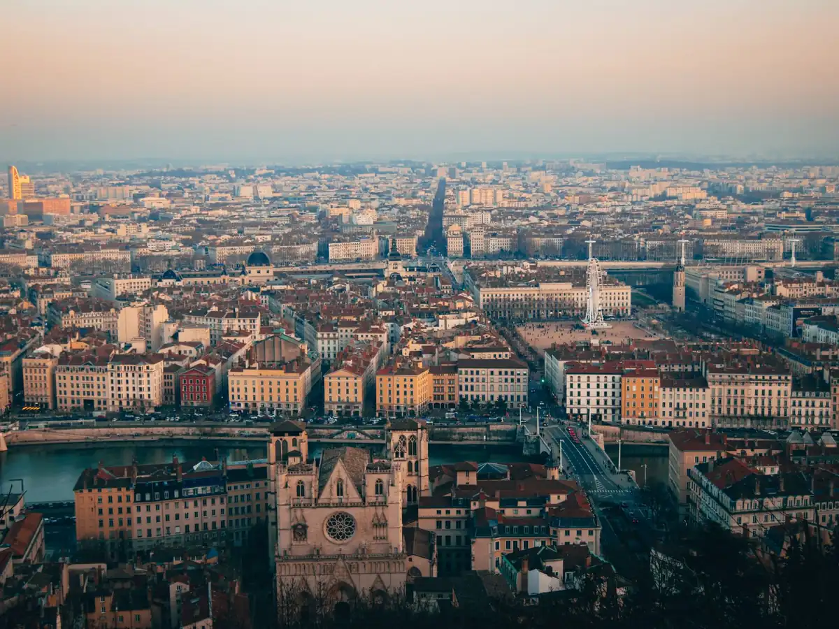 Vue aérienne de Lyon au coucher du soleil, avec son architecture historique