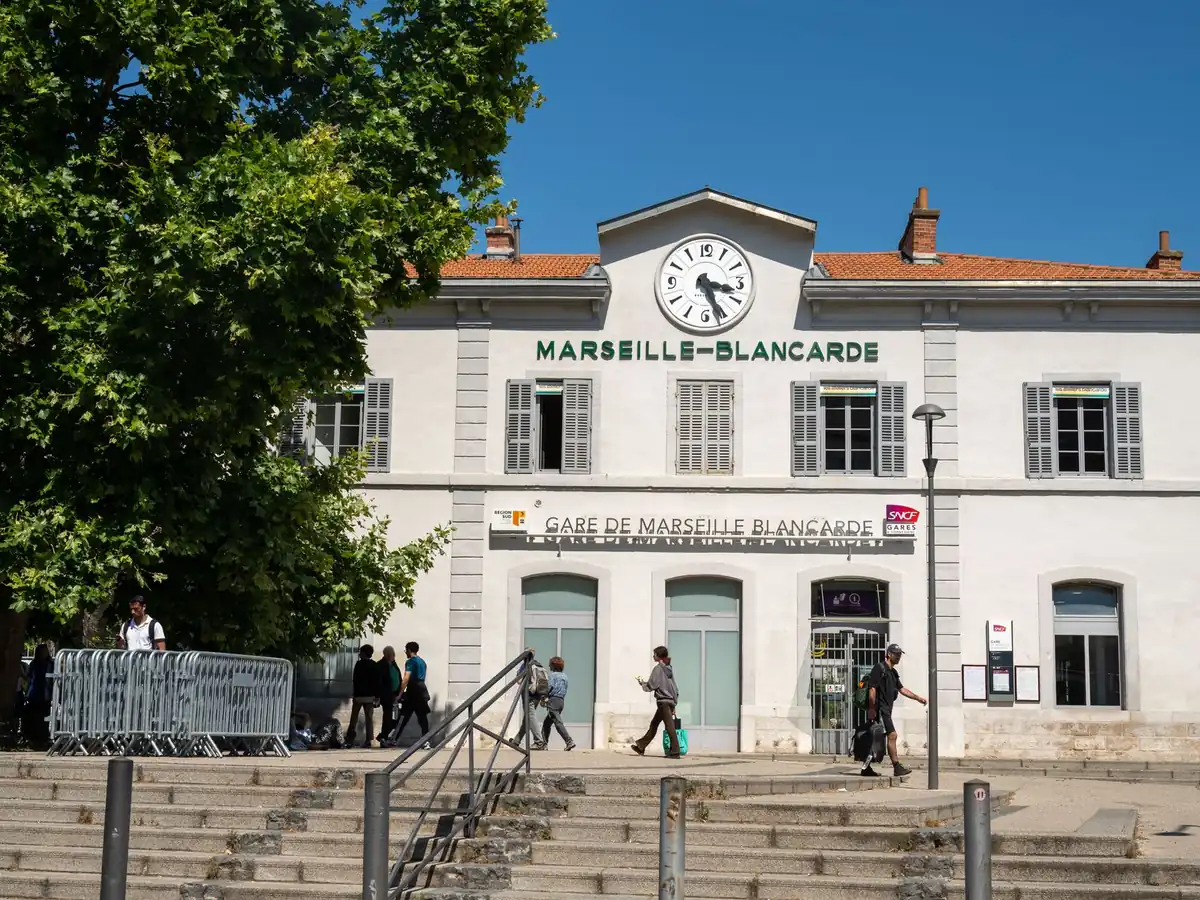 Passants devant la gare de Marseille-Blancarde, gare historique de Marseille