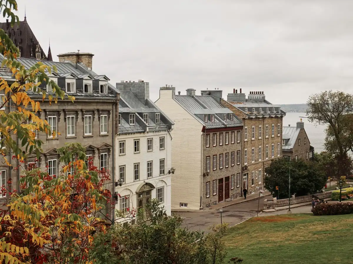 Bâtiments historiques du Vieux-Québec en automne, sous les arbres aux couleurs vives