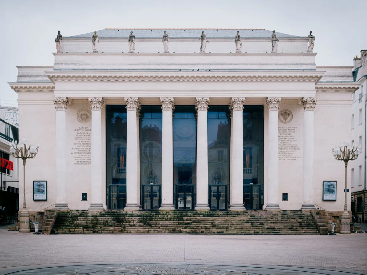 Façade de l'opéra néoclassique de Nantes, avec ses grandes colonnes corinthiennes