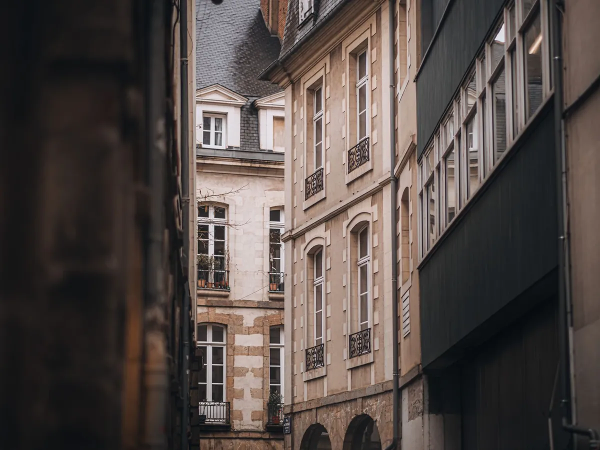 Ruelle étroite d'une ville historique européenne, aux façades pittoresques