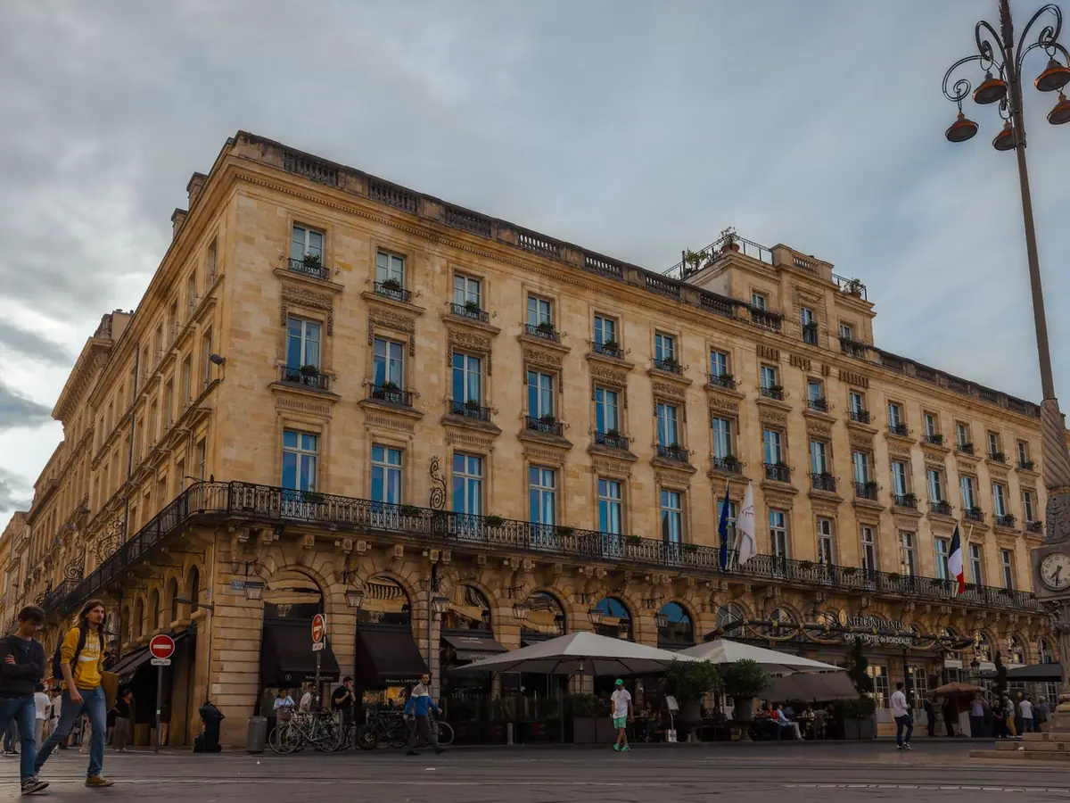 Vue de jour d'un bâtiment historique de Bordeaux, à l'architecture classique