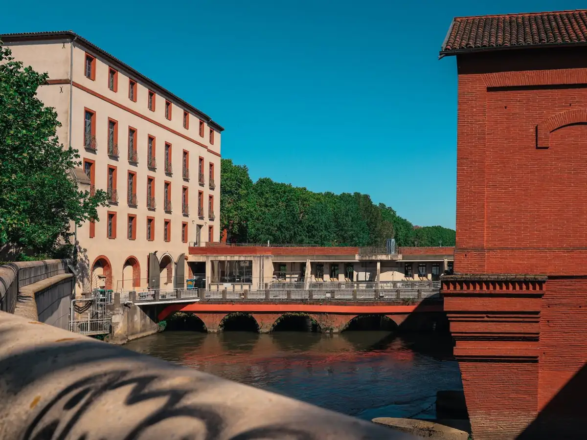 Vue charmante de bâtiments historiques et d'une rivière à Toulouse