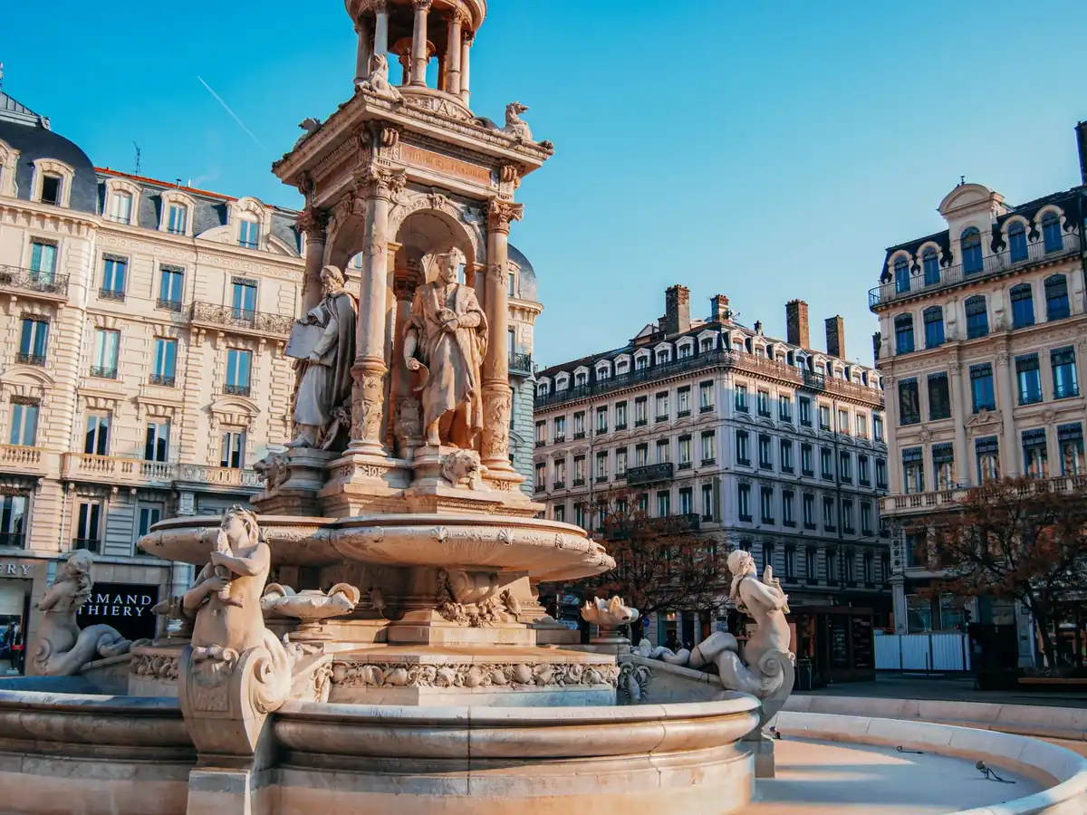 Fontaine élégante place des Jacobins à Lyon, dans un cadre urbain animé et historique