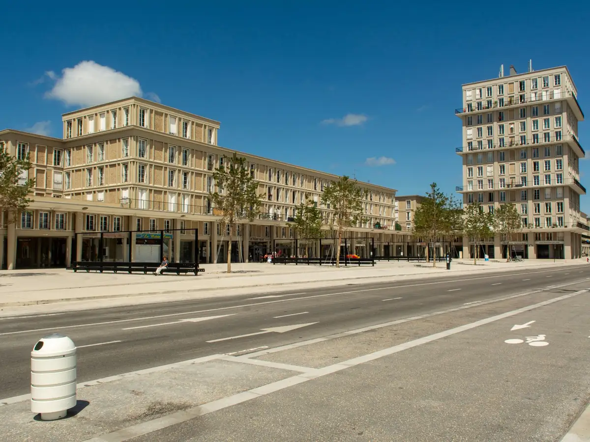 Immeubles contemporains du Havre, sous un ciel bleu dégagé