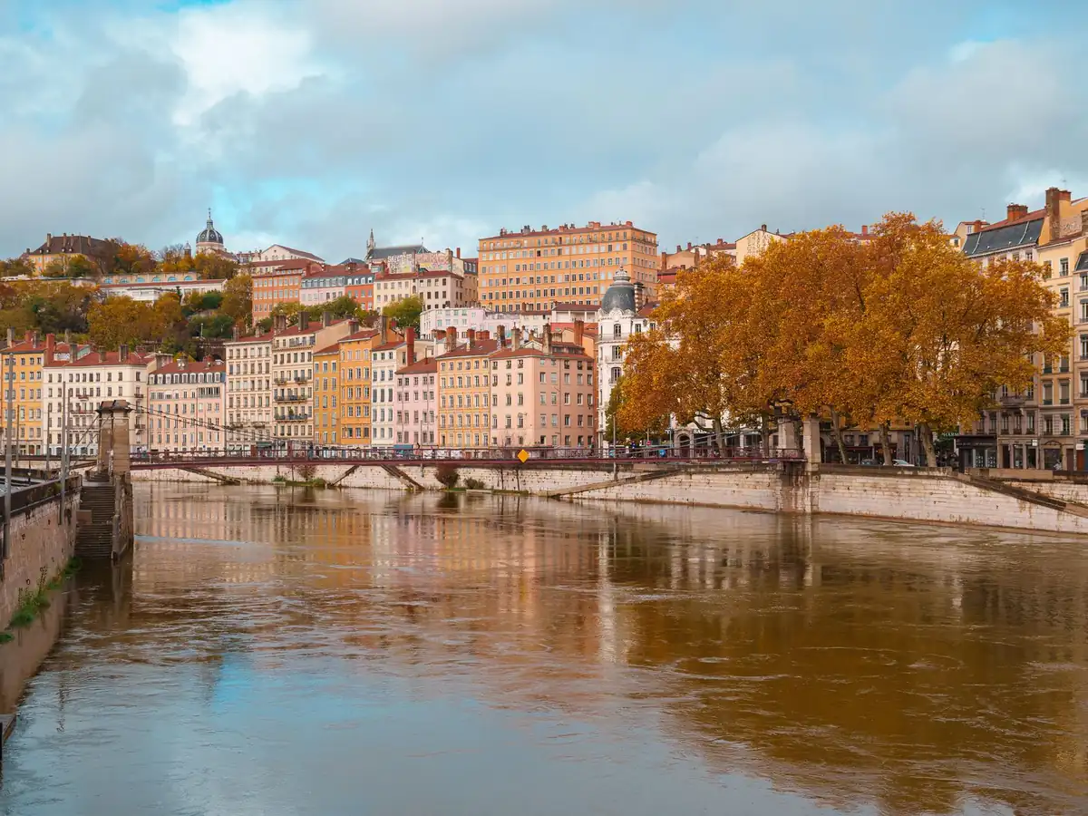 Vue d'automne sur la Saône et l'architecture lyonnaise, en Auvergne-Rhône-Alpes