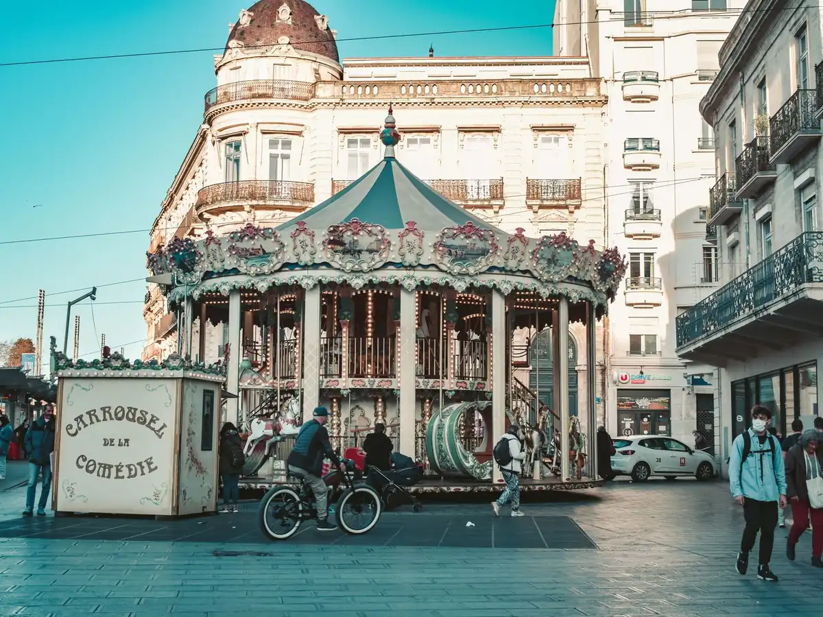 Scène animée du Carrousel de la Comédie à Montpellier, centre-ville très fréquenté