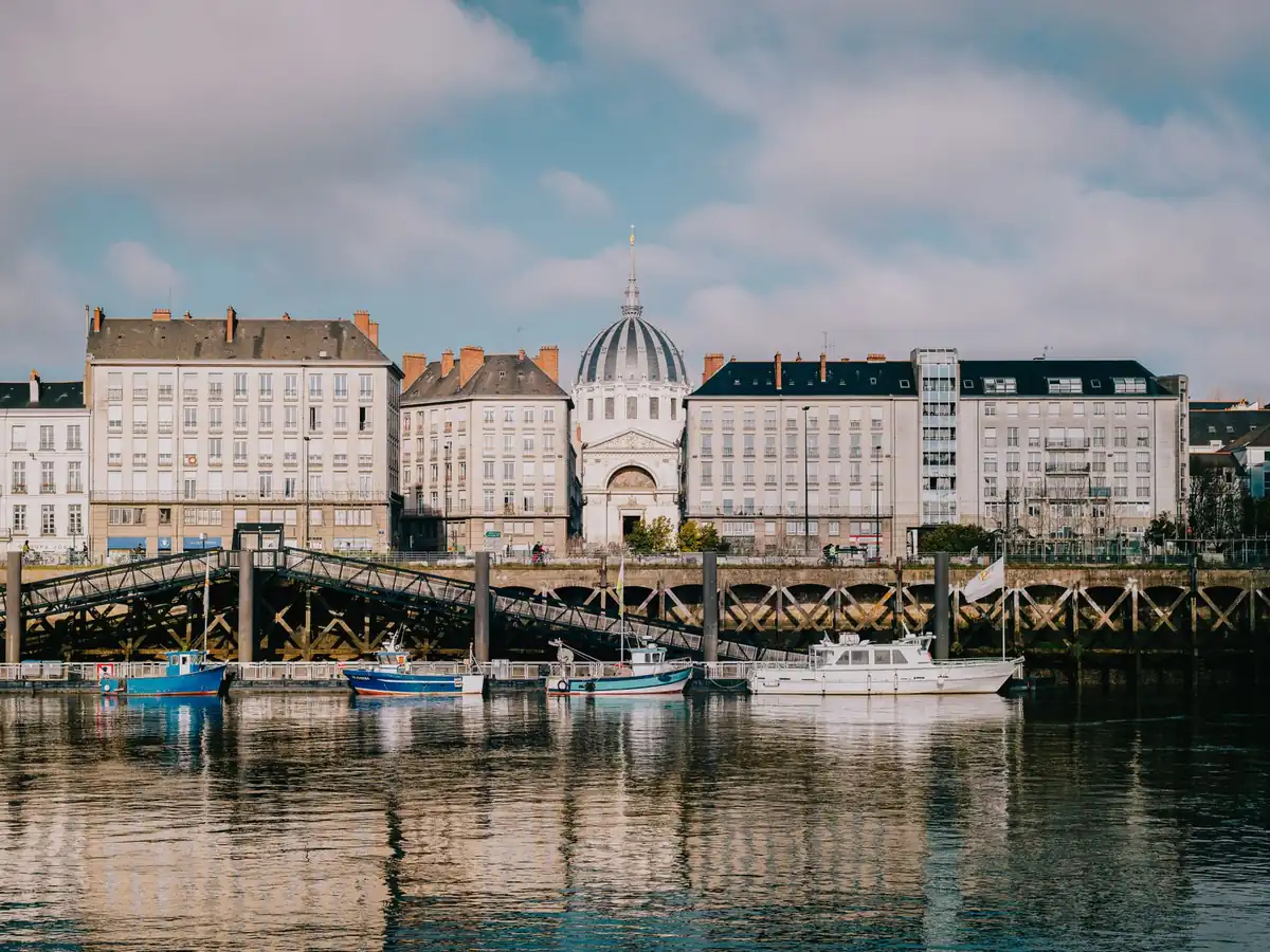 Architecture de Nantes, reflets sur la Loire sous un ciel clair
