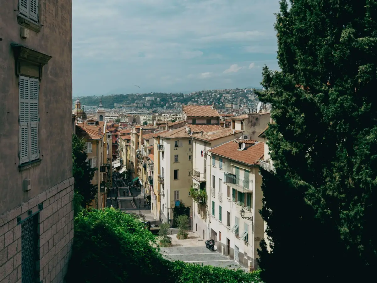 Rues pittoresques de Nice, architecture ancienne et vue sur les collines