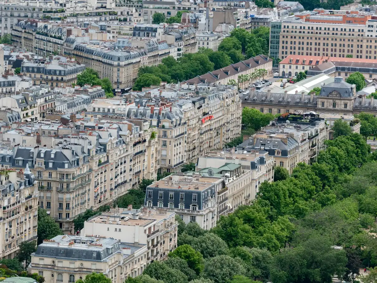 Vue aérienne saisissante de l'architecture parisienne classique entourée de verdure en été