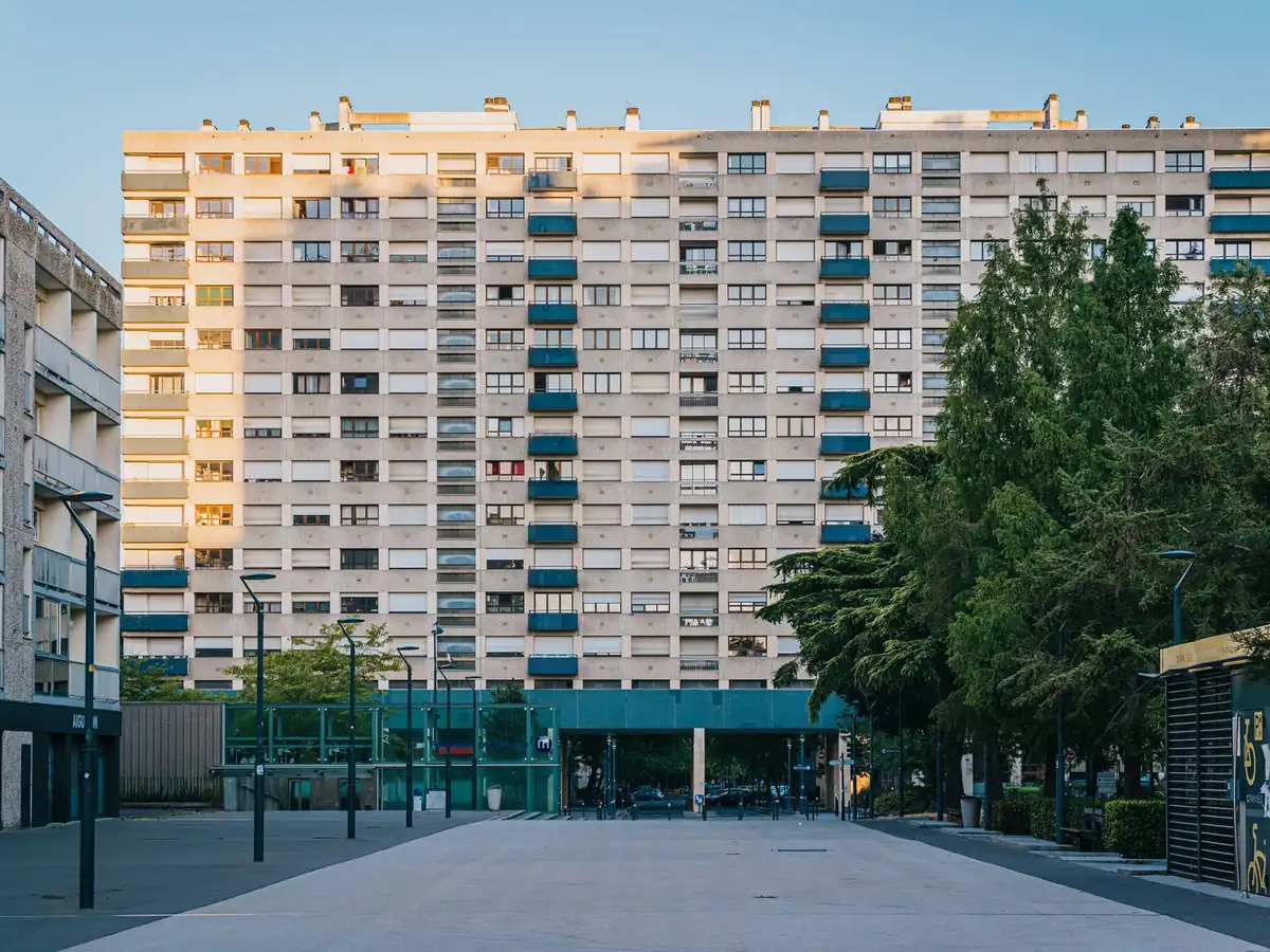 Immeuble d'habitation en béton à Rennes, entouré de verdure
