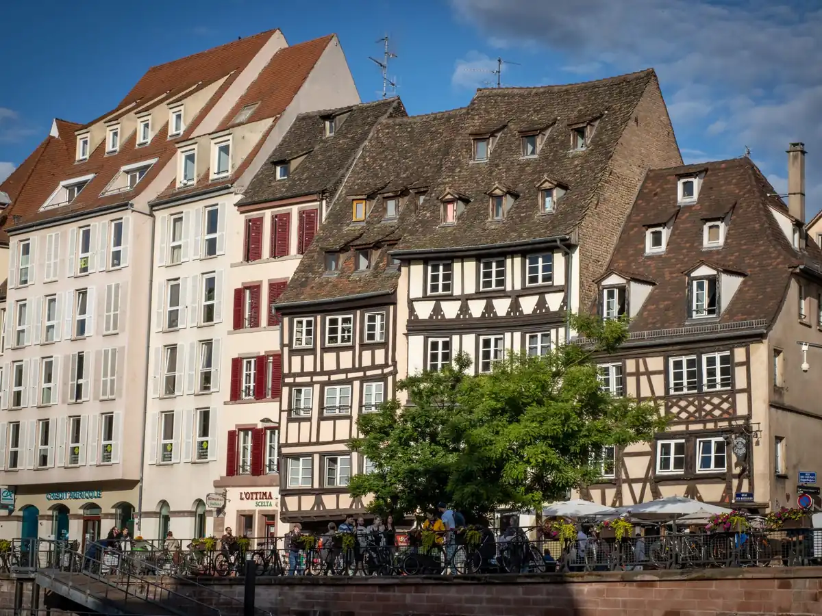 Vue pittoresque de bâtiments traditionnels à colombages à Strasbourg, témoins de l'architecture historique