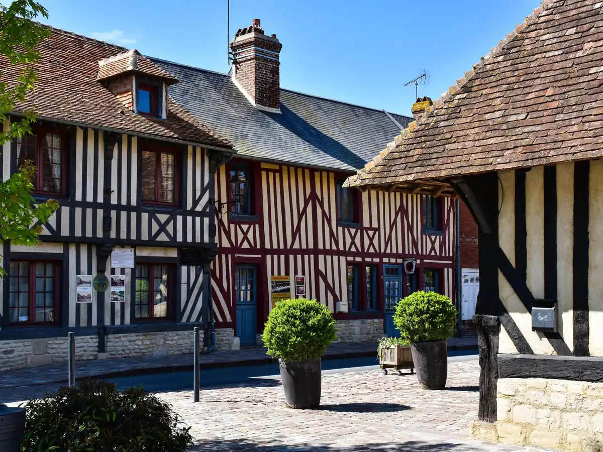 Maisons à colombages autour d'une place pavée dans une ville historique